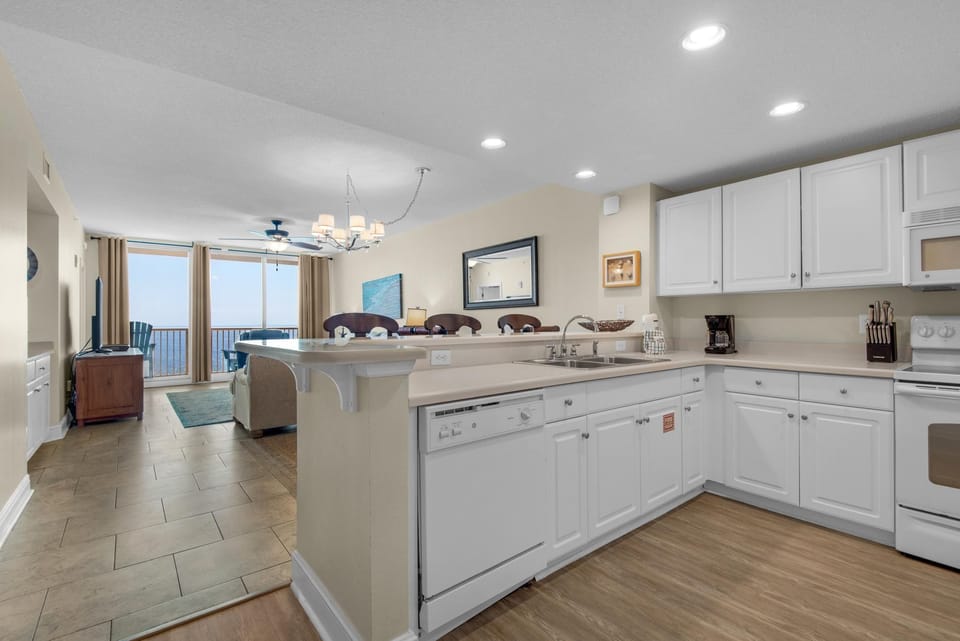 Condo, 1 King Bed with Sofa bed (Majestic Beach Towers 2-1708) | Private kitchen | Oven, toaster