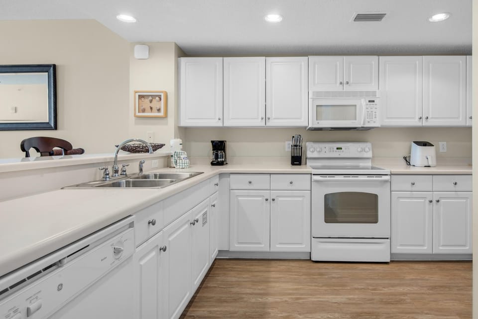 Condo, 1 King Bed with Sofa bed (Majestic Beach Towers 2-1708) | Private kitchen | Oven, toaster