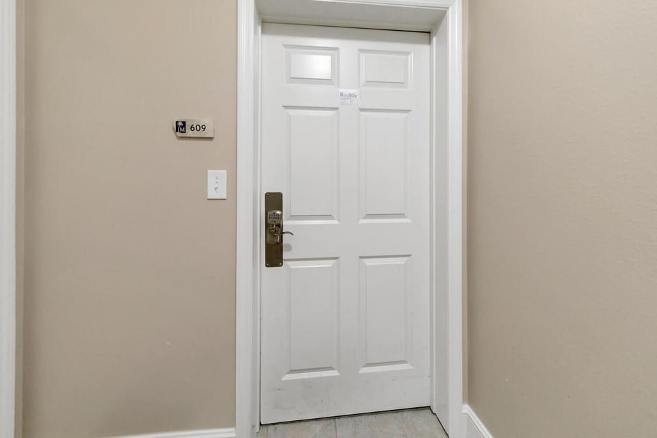 Studio, 1 King Bed (Majestic Beach Towers 1-609) | Interior