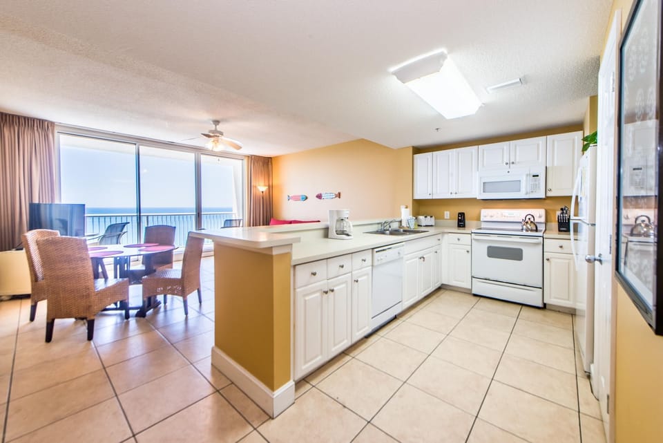 Condo, 1 Queen Bed with Sofa bed (Majestic Beach Towers 1-1706) | Private kitchen | Oven, toaster