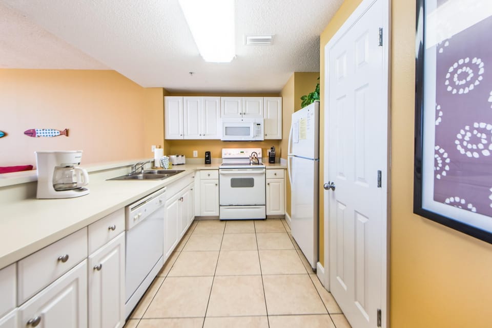 Condo, 1 Queen Bed with Sofa bed (Majestic Beach Towers 1-1706) | Private kitchen | Oven, toaster