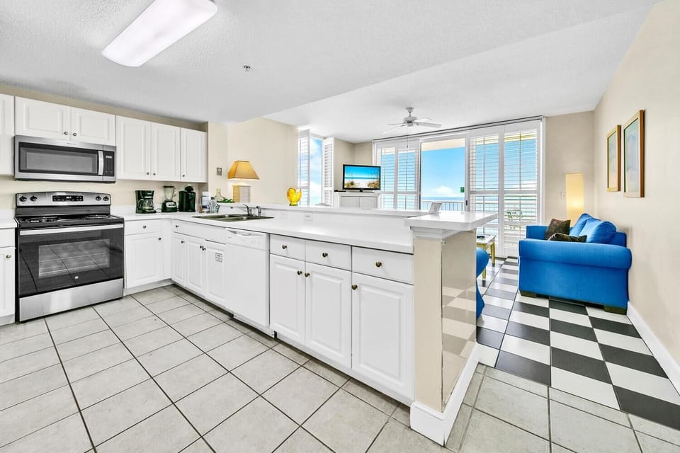 Condo, 1 King Bed with Sofa bed (Majestic Beach Towers 1-1615) | Private kitchen | Oven, toaster