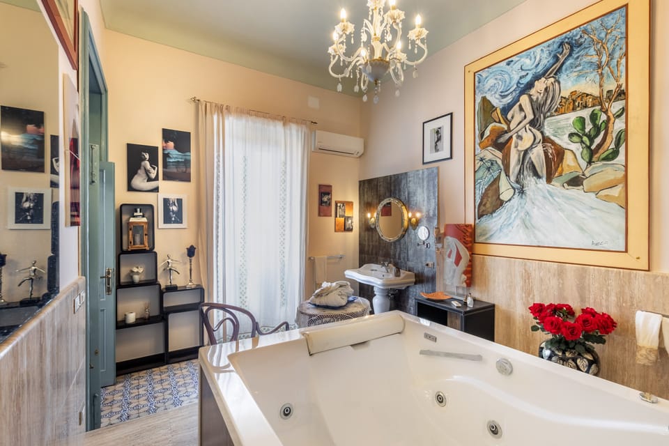 Luxury Suite | Bathroom | Free toiletries, hair dryer, slippers, towels