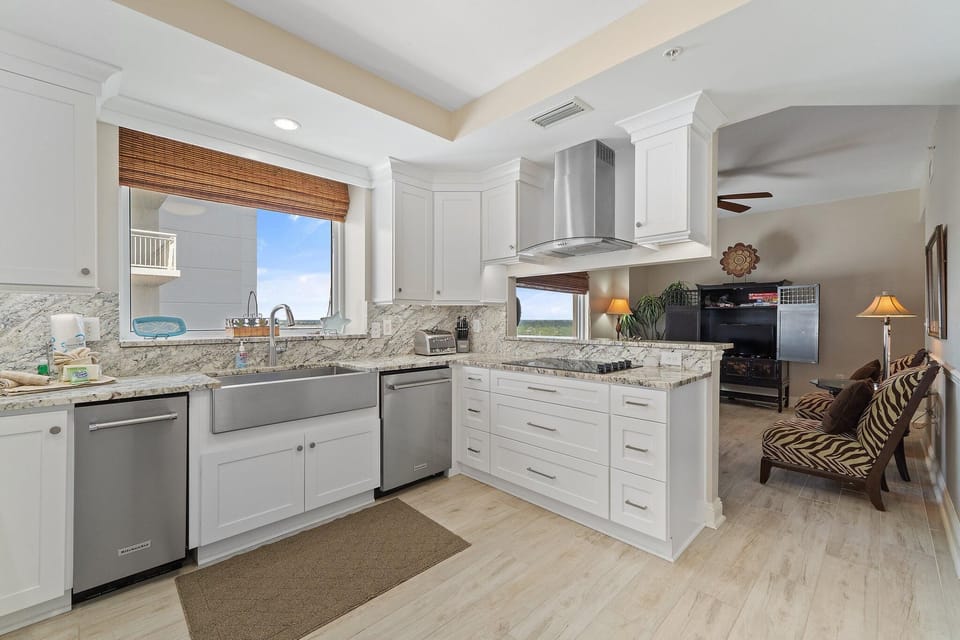 Condo, Multiple Beds (Indigo West 804) | Private kitchen | Oven, toaster, paper towels