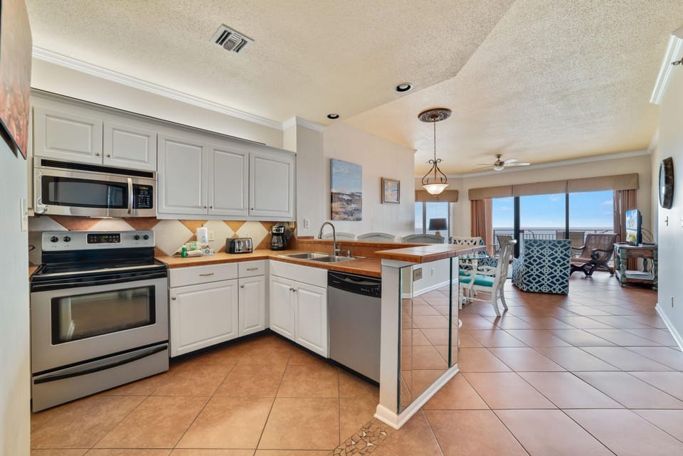 Condo, Multiple Beds (Seachase 1503W) | Private kitchen | Oven, toaster, paper towels