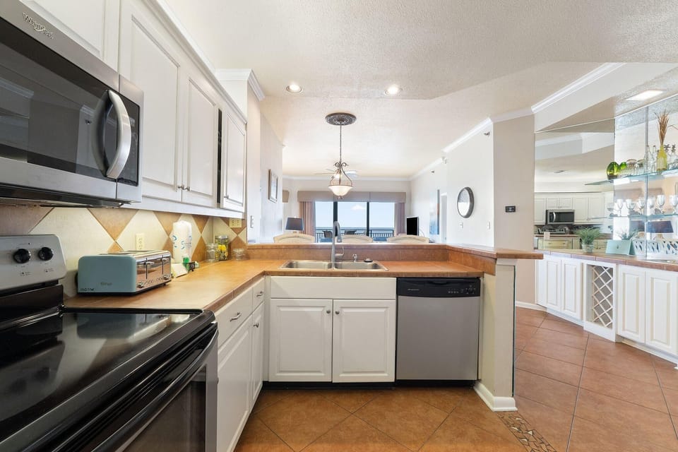 Condo, Multiple Beds (Seachase 1503W) | Private kitchen | Oven, toaster, paper towels