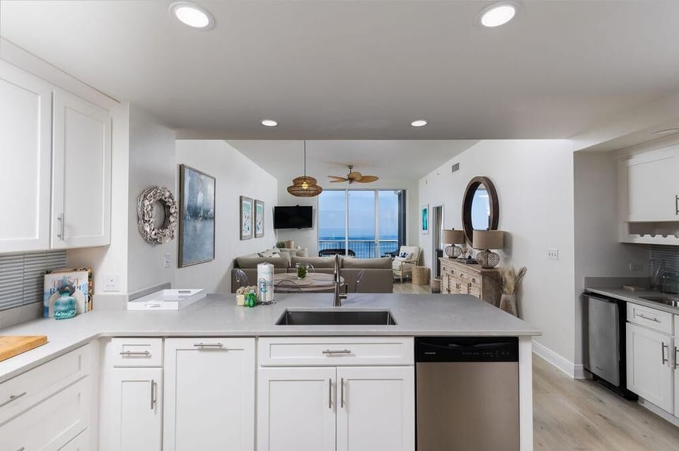 Condo, Multiple Beds (Spanish Key 603) | Private kitchen | Oven, toaster, paper towels