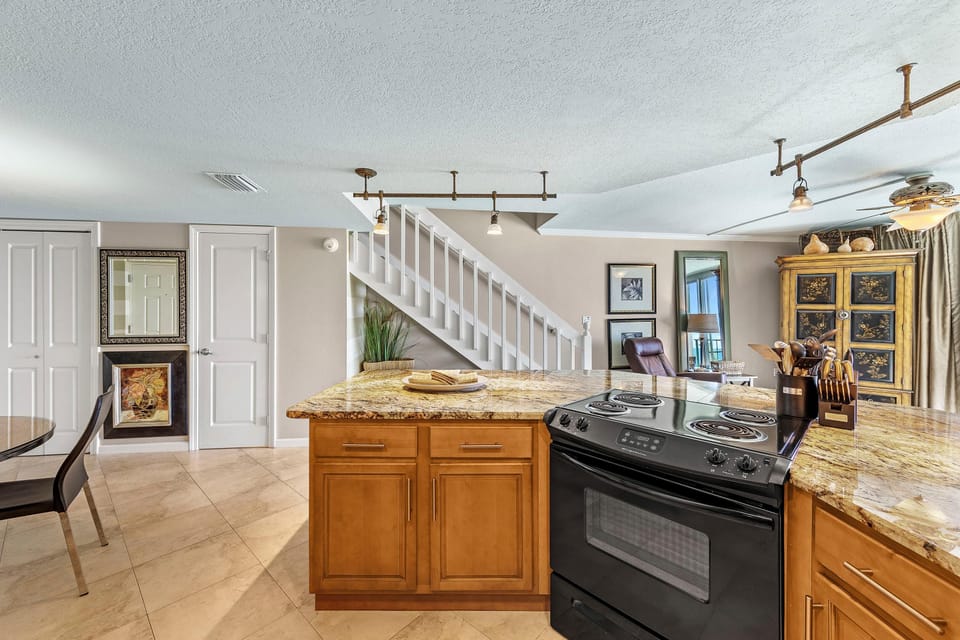 Condo, Multiple Beds (Perdido Towers West 907) | Private kitchen | Oven, toaster, paper towels