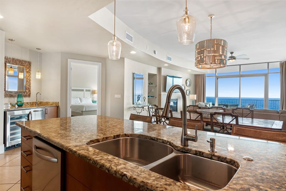 Condo, Multiple Beds (Turquoise D706) | Private kitchen | Oven, toaster, paper towels