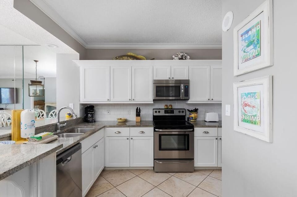 Condo, Multiple Beds (Seachase 404W) | Private kitchen | Oven, toaster, paper towels