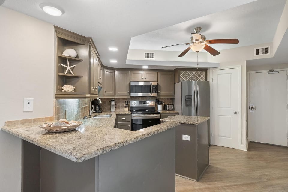 Condo, Multiple Beds (Summer House 203A) | Private kitchen | Oven, toaster, paper towels
