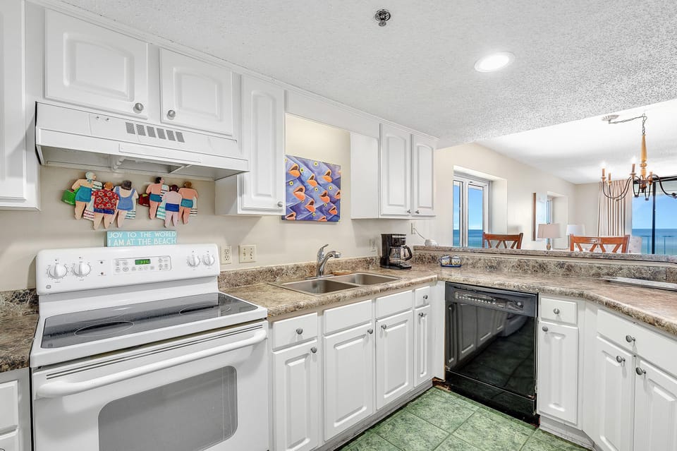 Condo, Multiple Beds (Summerchase 1101 +Free Seasonal Beach) | Private kitchen | Oven, toaster, paper towels