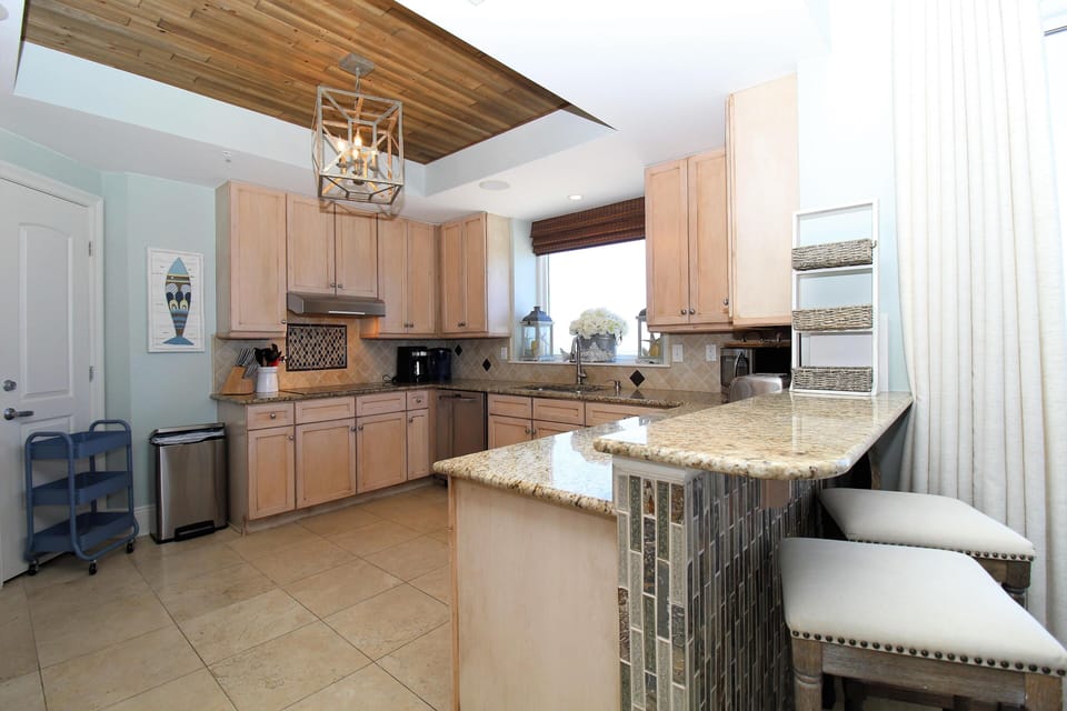 Condo, Multiple Beds (Indigo East 2001) | Private kitchen | Oven, toaster, paper towels