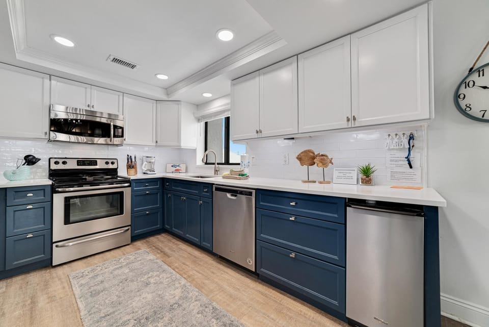 Condo, Multiple Beds (Shipwatch C301) | Private kitchen | Oven, toaster, paper towels