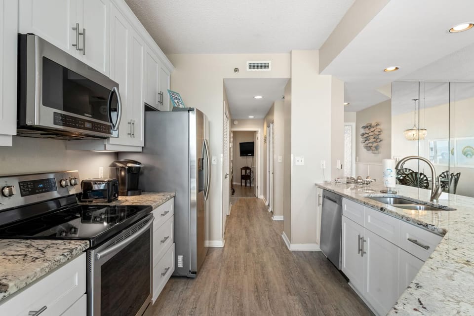 Condo, Multiple Beds (Seachase 704C) | Private kitchen | Oven, toaster, paper towels