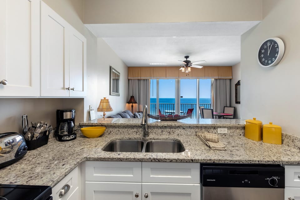 Condo, 1 King Bed with Sofa bed (Windemere 904 Pool Side Cabana Includ) | Private kitchen | Oven, toaster, paper towels