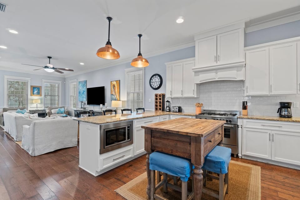 House, Multiple Beds (Battery 20) | Private kitchen | Oven, toaster, paper towels