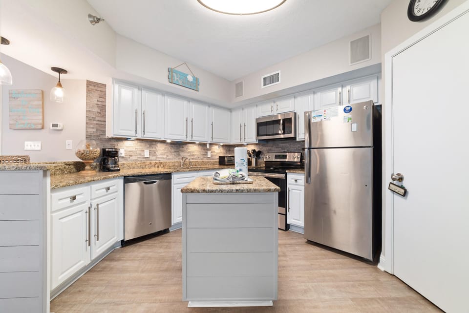 Condo, Multiple Beds (White Caps 603) | Private kitchen | Oven, toaster, paper towels