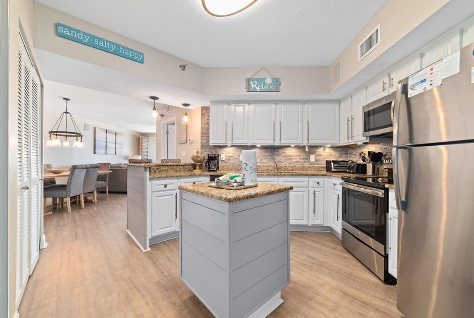 Condo, Multiple Beds (White Caps 603) | Private kitchen | Oven, toaster, paper towels