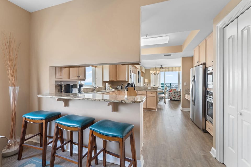Condo, Multiple Beds (Indigo East 901 + Den w/Cabana !) | Private kitchen | Oven, toaster, paper towels