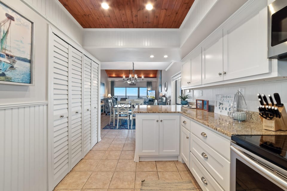 Condo, Multiple Beds (Shipwatch A804) | Private kitchen | Oven, toaster, paper towels