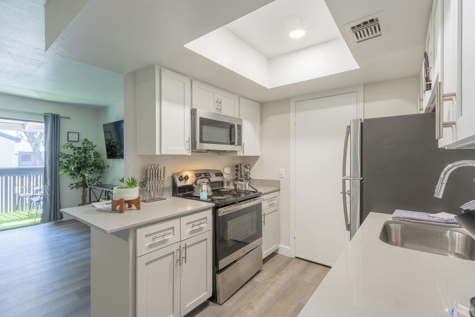 Fully stocked kitchen with microwave, oven, stove-top and Keruig