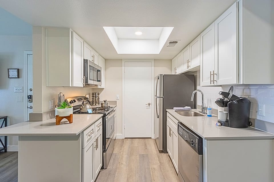 Enjoy cooking in this stylish and fully equipped kitchen