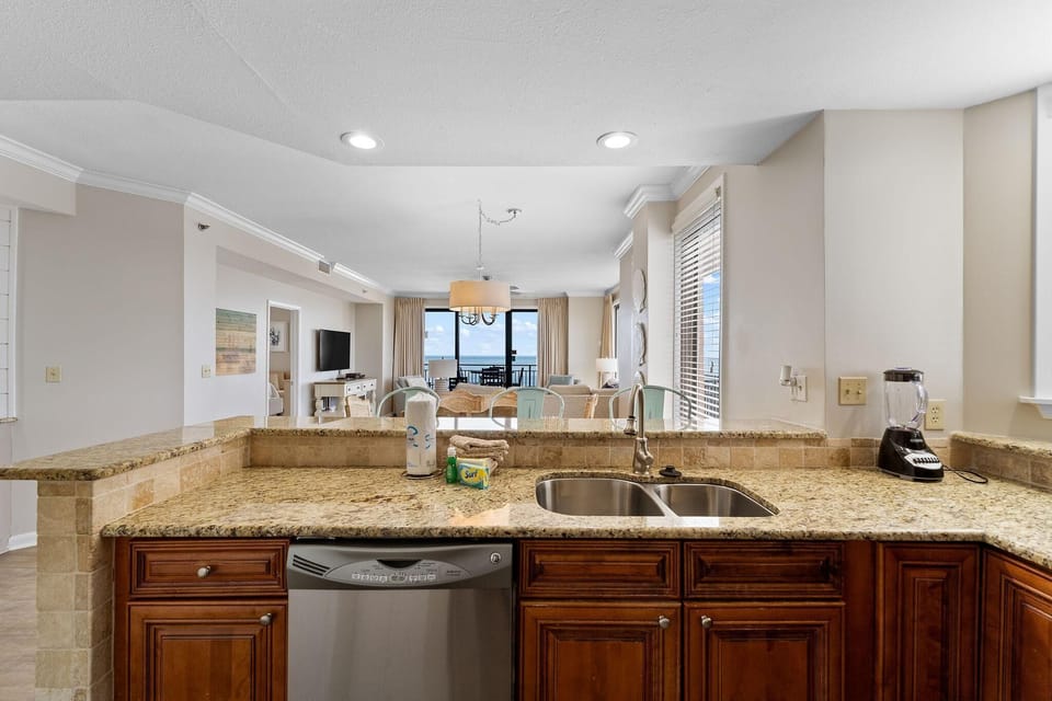 Condo, Multiple Beds (Seachase 905C) | Private kitchen | Oven, toaster, paper towels