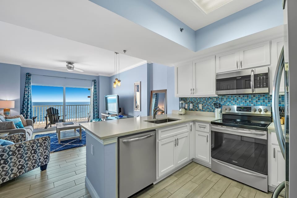 Condo, 1 King Bed with Sofa bed (Tidewater 706) | Private kitchen | Oven, toaster, paper towels