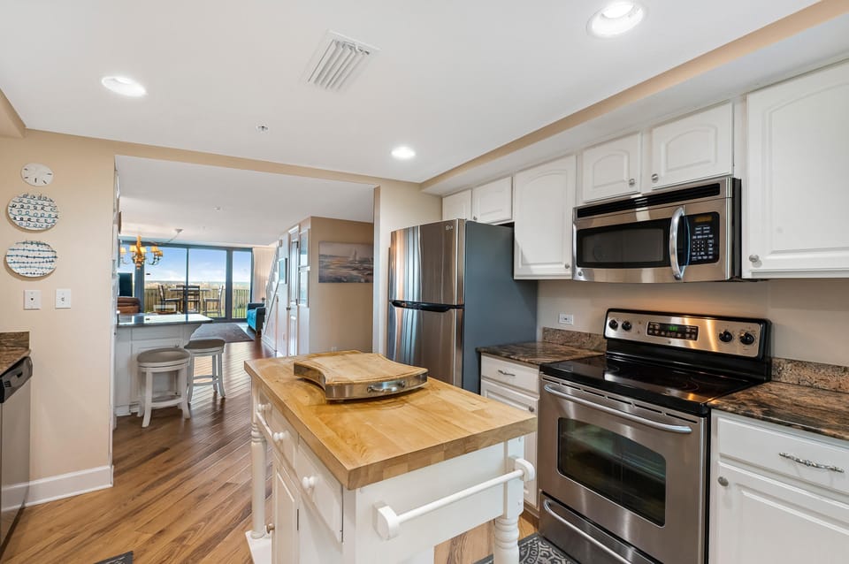 Condo, Multiple Beds (Perdido Towers East 104) | Private kitchen | Oven, toaster, paper towels