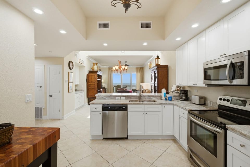 Condo, Multiple Beds (SeaSpray East 1023- Gulf Front) | Private kitchen | Oven, toaster, paper towels