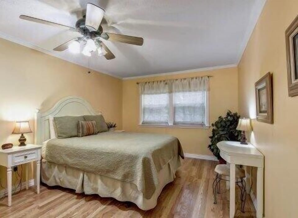 Bedroom 2- Queen Bed
