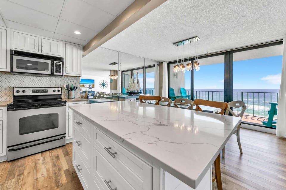 Condo, Multiple Beds (Edgewater Tower 2-611) | Private kitchen | Oven, toaster