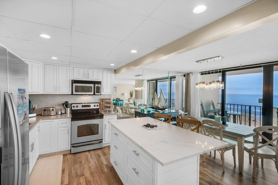 Condo, Multiple Beds (Edgewater Tower 2-611) | Private kitchen | Oven, toaster