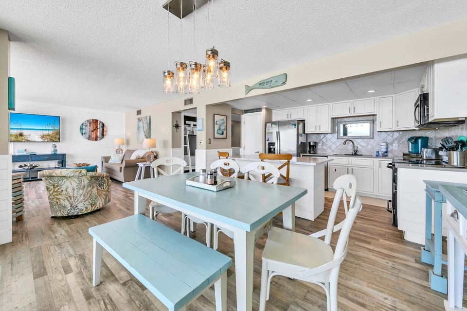 Condo, Multiple Beds (Edgewater Tower 2-611) | Interior