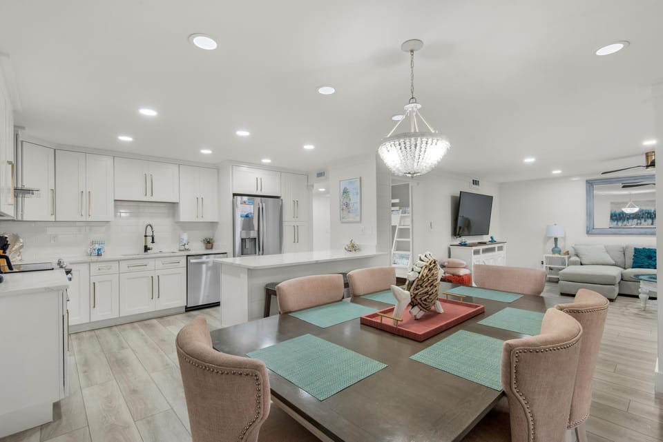 Condo, Multiple Beds (Edgewater Tower 2-407) | Dining