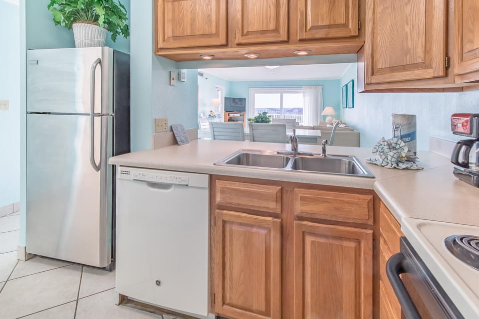 Condo, 1 King Bed with Sofa bed (The Islander 416) | Private kitchen | Oven, toaster