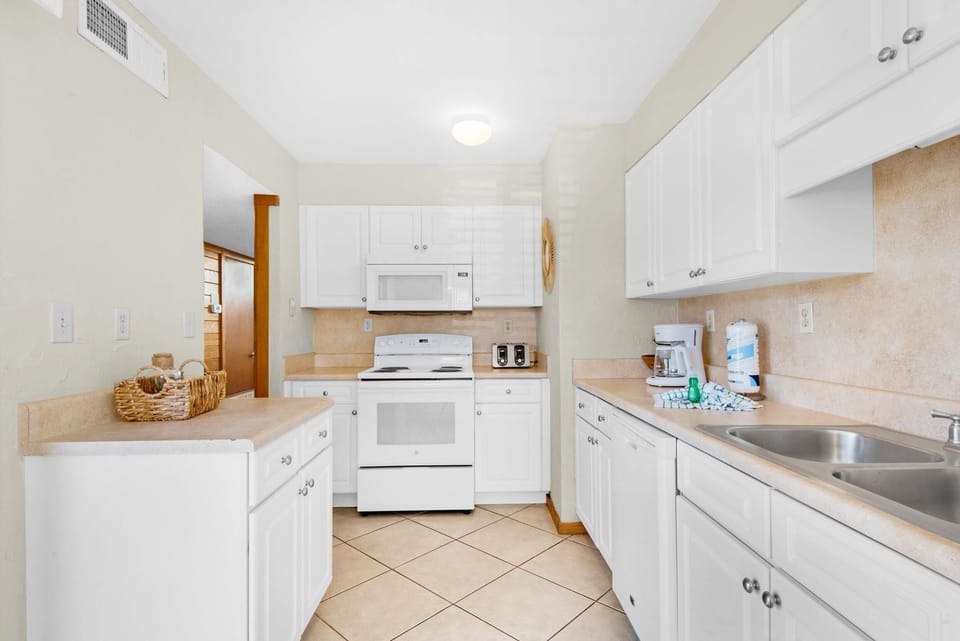 House, Multiple Beds (Shoreline Towers Townhouse 4-4) | Private kitchen | Oven, toaster