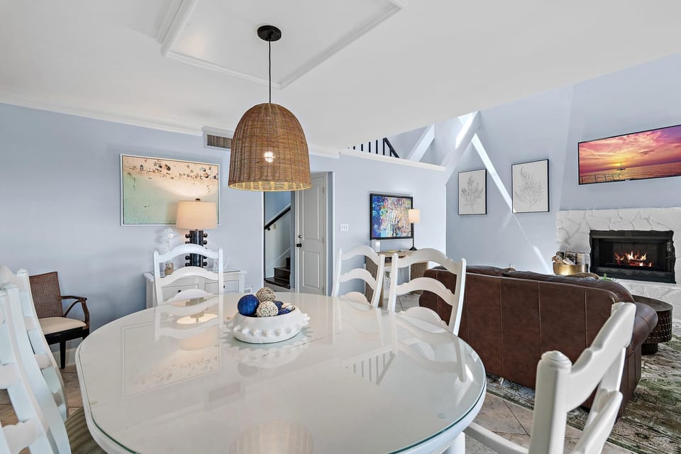 House, Multiple Beds (Shoreline Towers Townhouse 4-3) | Dining