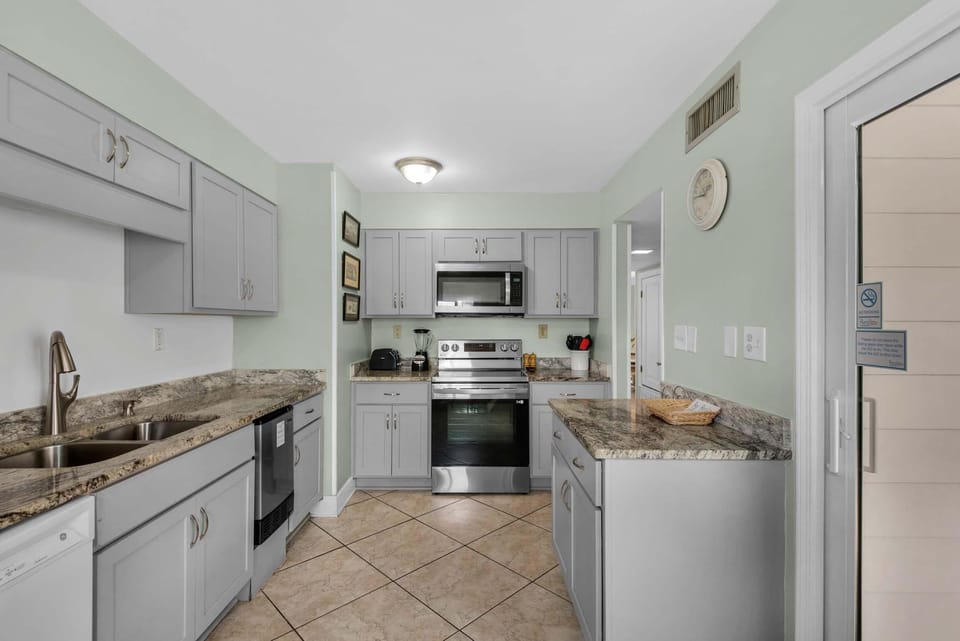 House, Multiple Beds (Shoreline Towers Townhouse 4-3) | Private kitchen | Oven, toaster