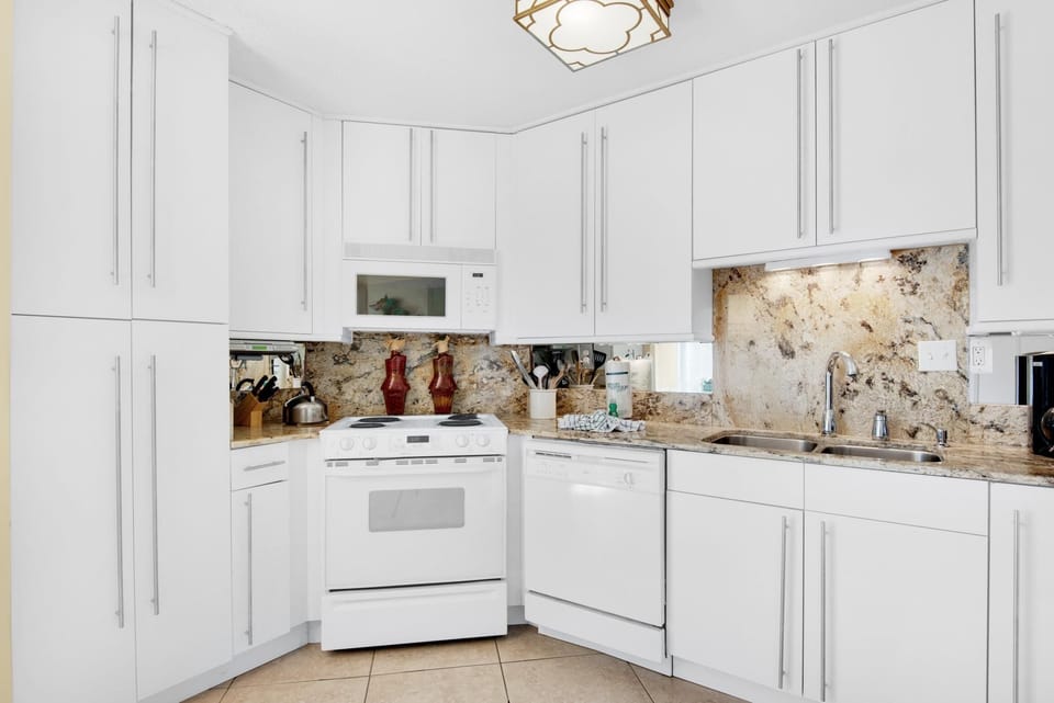 House, Multiple Beds (Shoreline Towers Townhouse 4-1) | Private kitchen | Oven, toaster