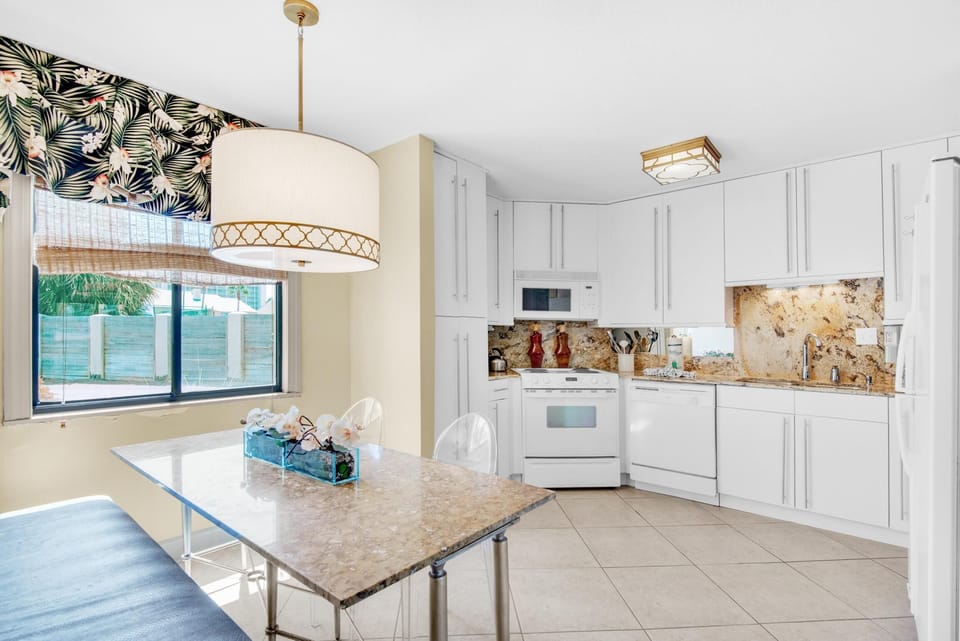 House, Multiple Beds (Shoreline Towers Townhouse 4-1) | Private kitchen | Oven, toaster