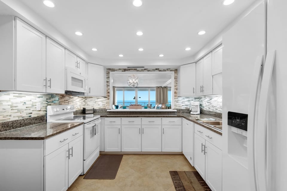 Condo, Multiple Beds (Shoreline Towers 3104) | Private kitchen | Oven, toaster
