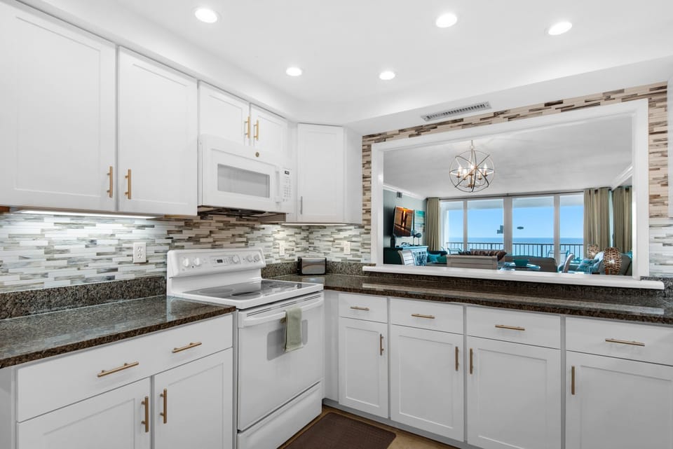 Condo, Multiple Beds (Shoreline Towers 3104) | Private kitchen | Oven, toaster