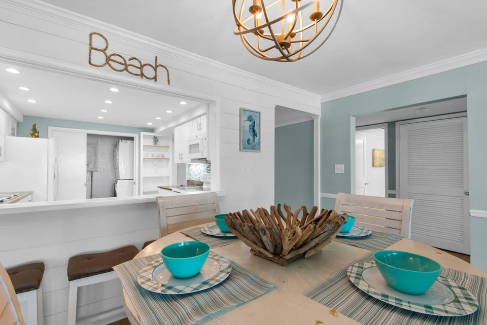 Condo, Multiple Beds (Shoreline Towers 3104) | Dining