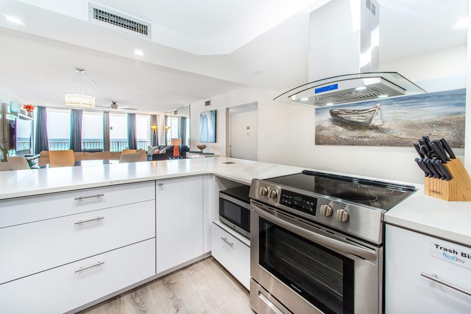 Condo, Multiple Beds (Shoreline Towers 3083) | Private kitchen | Oven, toaster