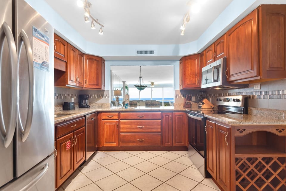 Condo, Multiple Beds (Shoreline Towers 3063) | Private kitchen | Oven, toaster