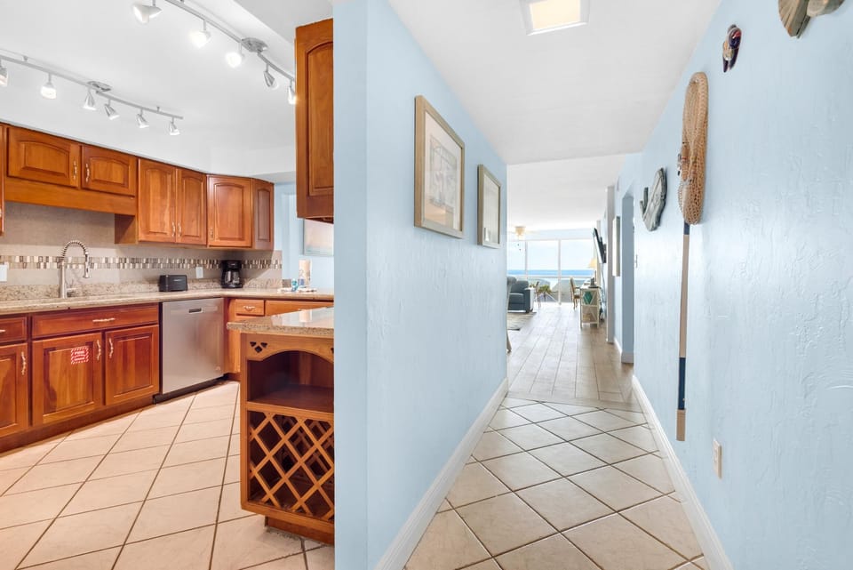 Condo, Multiple Beds (Shoreline Towers 3063) | Private kitchen | Oven, toaster