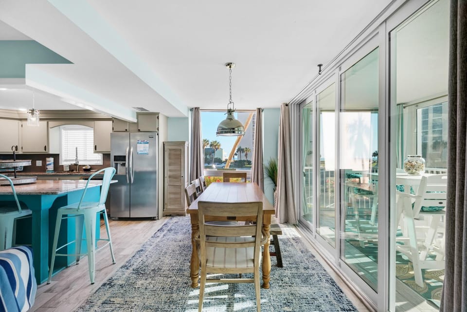 Condo, Multiple Beds (Shoreline Towers 3026) | Dining