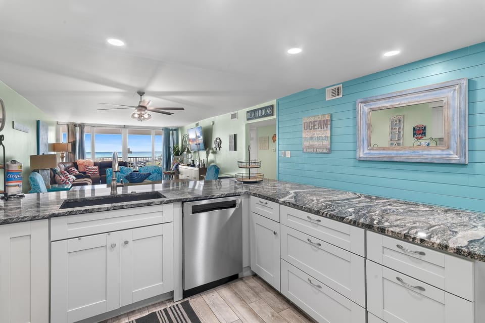 Condo, Multiple Beds (Shoreline Towers 2025) | Private kitchen | Oven, toaster